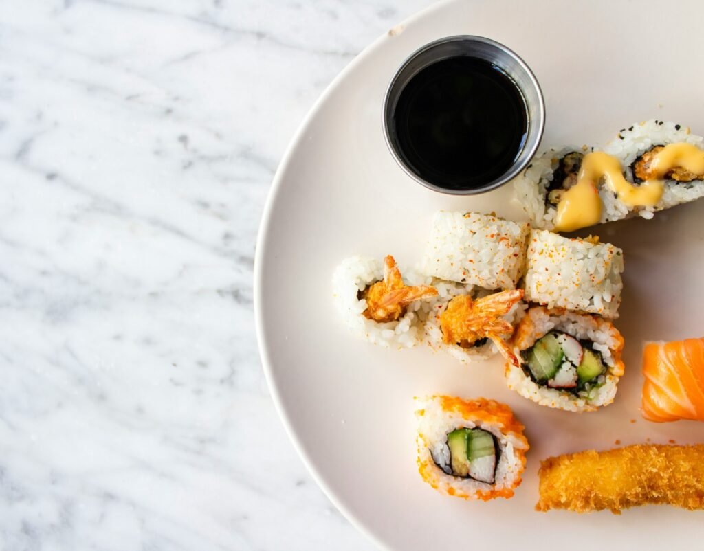 Photo d'un plat de makis et sushis